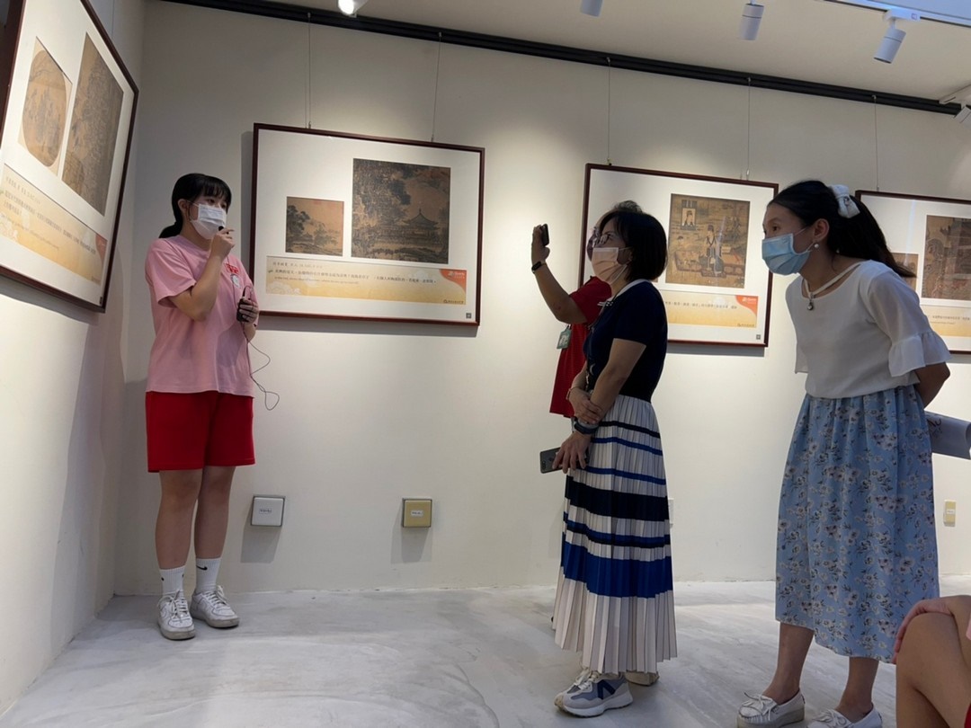 《廣達游於藝》展覽導覽學習，學生參與《廣達游於藝》展覽導覽課程，透過觀察與討論，認識藝術作品背後的文化意涵與創作理念